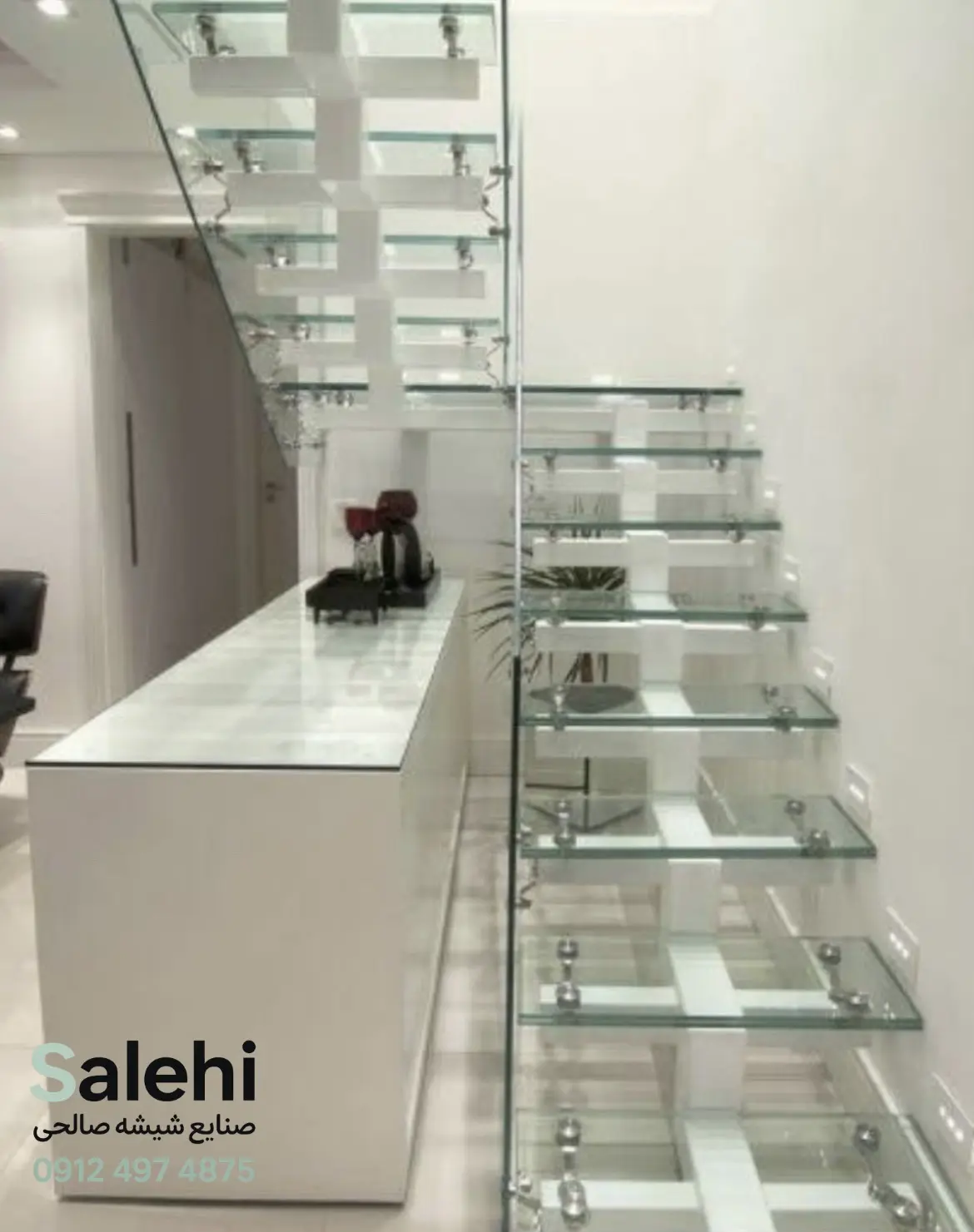 پله های شیشه ای