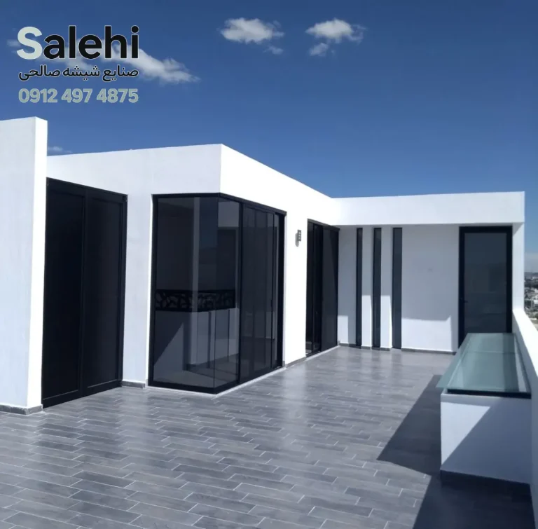 شیشه بزرگ در فضای مینیمال